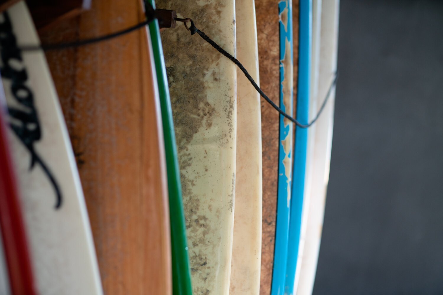 Planches de surf alignées verticalement avec des motifs colorés.